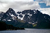 Le isole Lofoten Norvegia. L'Hurtigruten  Midnatsol esce dal Raftsundet per entrare nelle acque pi ampie davanti a Svolvaer.